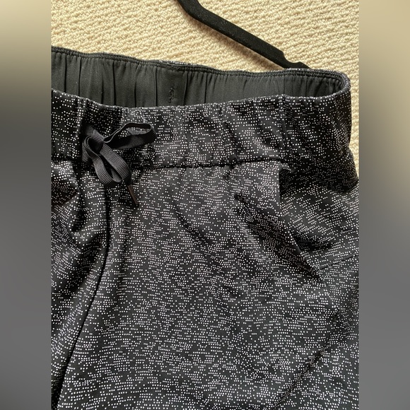 Lululemon On the Fly Mid-Rise Short 2.5” sound wave white black/black size 6 - Picture 6 of 7
